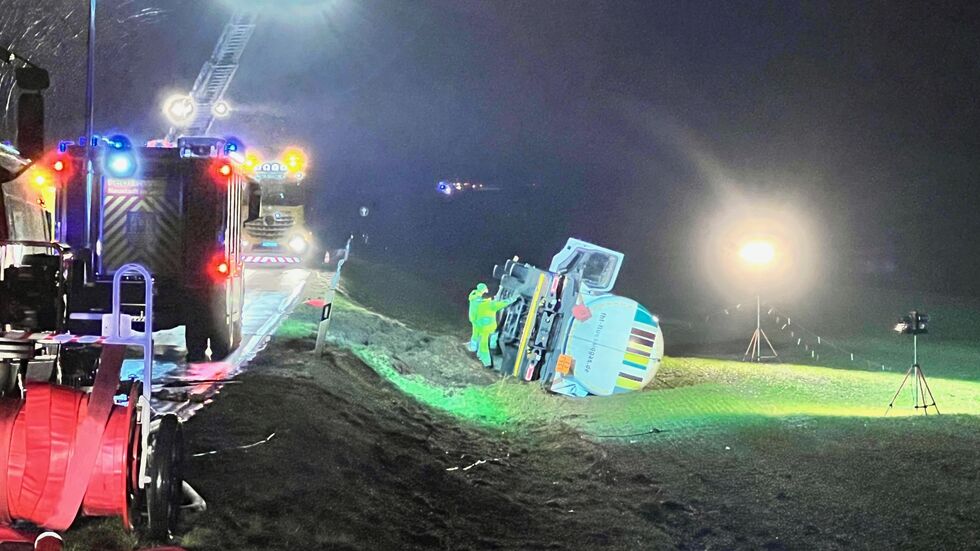 Der umgekippte Brummi im Graben.