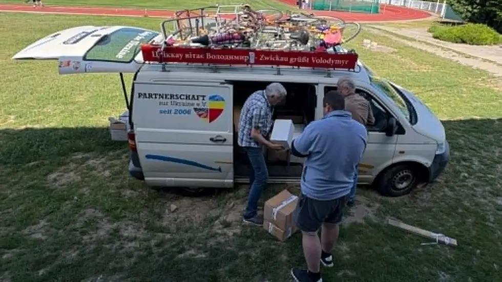 Die Helfer beim Entladen der Spenden. 