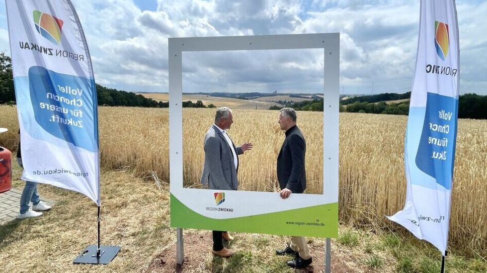 Der Mülsener Bürgermeister Michael Franke (l.) und Landrat Carsten Michaelis bei der Übergabe des Bilderrahmens am Donnerstag an der Albertshöhe  