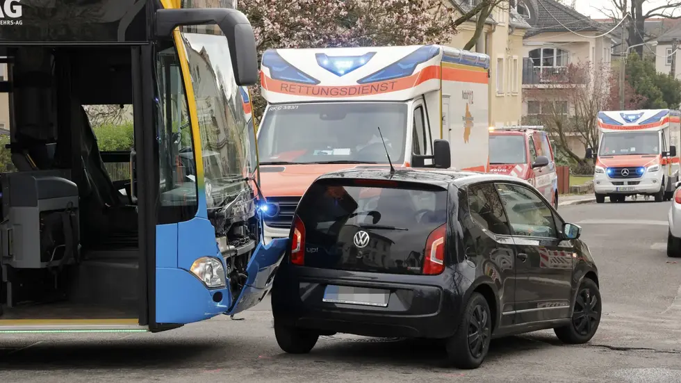 Heftiger Unfall mit einem CVAG-Bus in Chemnitz: An der Kreuzung Louis-Schreiter-Straße/Georgenkirchweg prallten ein VW und ein Bus zusammen. Zwei Menschen wurden verletzt.