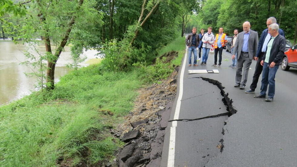 Landrat Rolf Keil mit dem damaligen Staatsminister Thomas Schmidt kurz nach dem Hochwasser 2018.