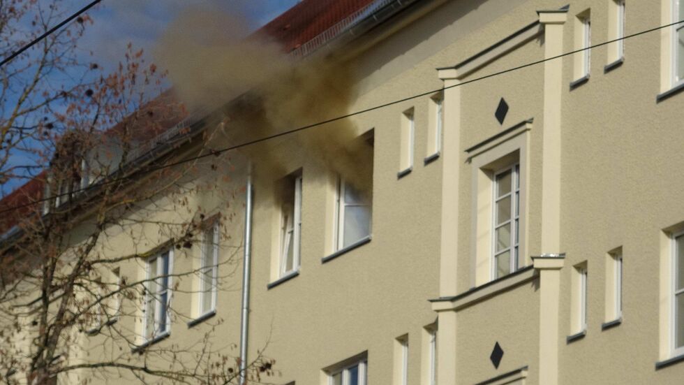 Dichter Rauch quillt aus dem Fenster der betroffenen Wohnung.