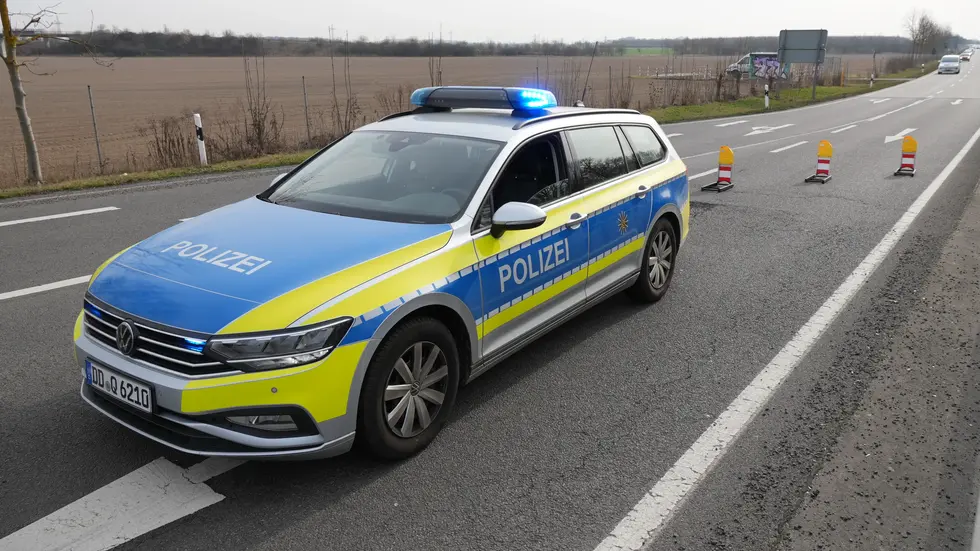 Die Leipziger Polizei hat die Louise-Otto-Peters-Allee halbseitig gesperrt. Die Leipziger Polizei hat die Louise-Otto-Peters-Allee halbseitig gesperrt.