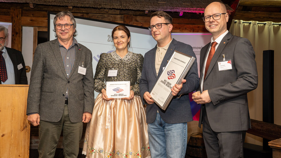 v.l.n.r.: Dr. Hartmut Leipner (stellvertretender Domowina-Vorsitzender), Janine und Martin Grunewald (Konsum Jänschwalde), Dawid Statnik (Domowina-Vorsitzender) v.l.n.r.: Dr. Hartmut Leipner (stellvertretender Domowina-Vorsitzender), Janine und Martin Grunewald (Konsum Jänschwalde), Dawid Statnik (Domowina-Vorsitzender)