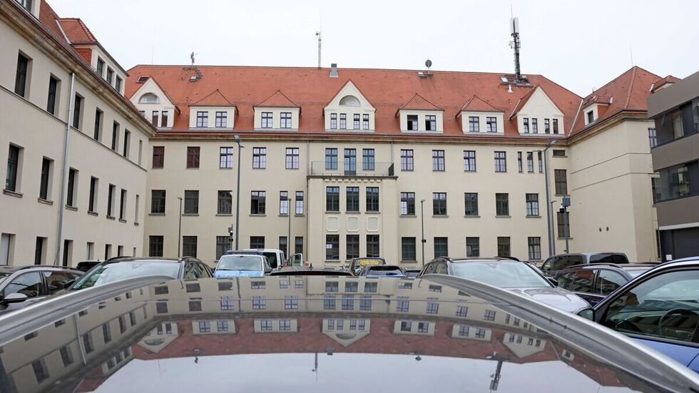 Innenhof und Fahrzeugstellplatz der neuen PD