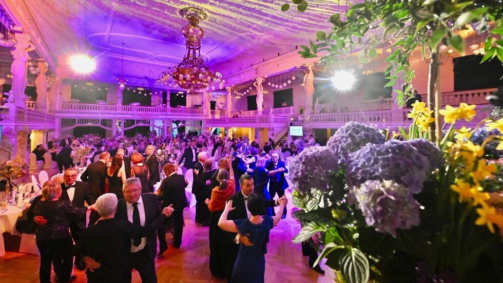 Die Ballgäste tanzten bis nach Mitternacht. Die Ballgäste tanzten bis nach Mitternacht.