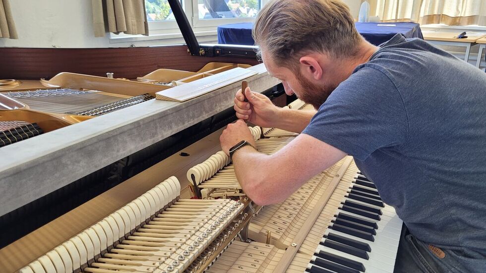 In der Bechstein-Manufaktur in Seifhennersdorf werden jährlich über 2.000 Klaviere und Konzertflügel hergestellt