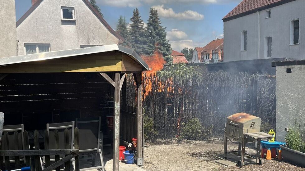 Blick auf das Feuer vom benachbarten Grundstück aus.