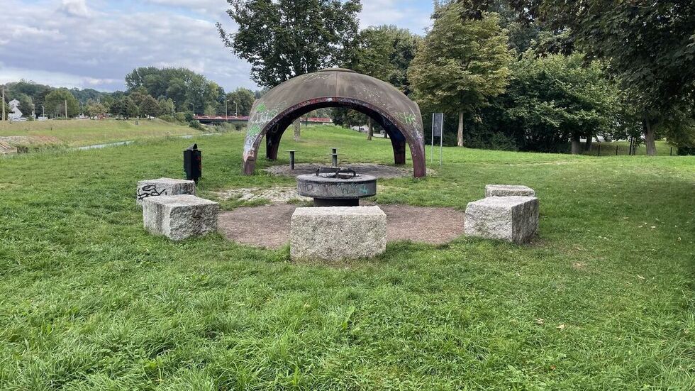 Der Grillstein in der Mitte wird zurückgebaut.