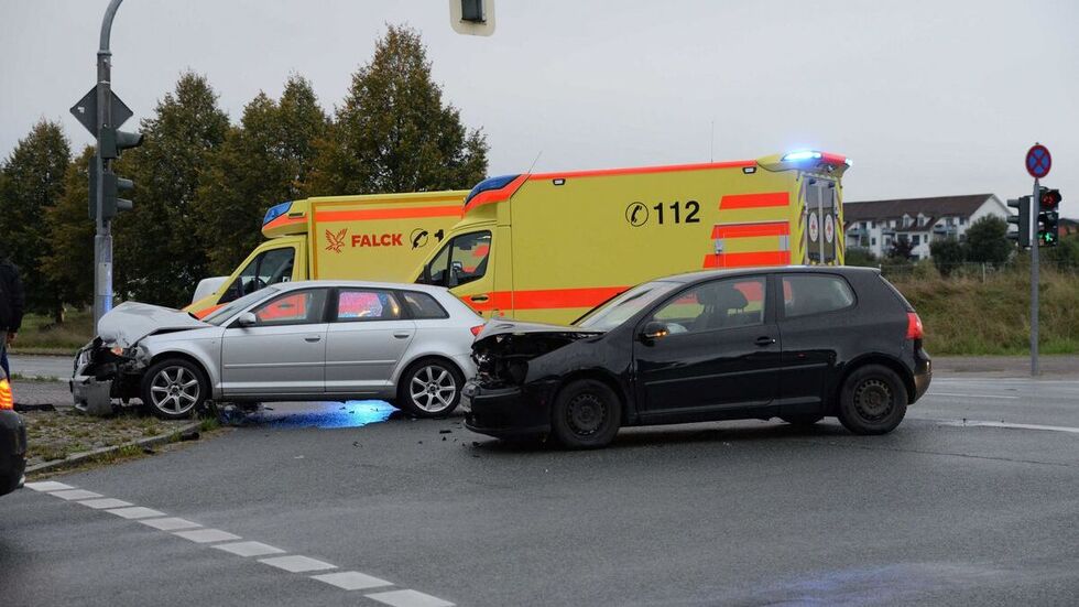 Beide Fahrer kamen verletzt ins Krankenhaus.