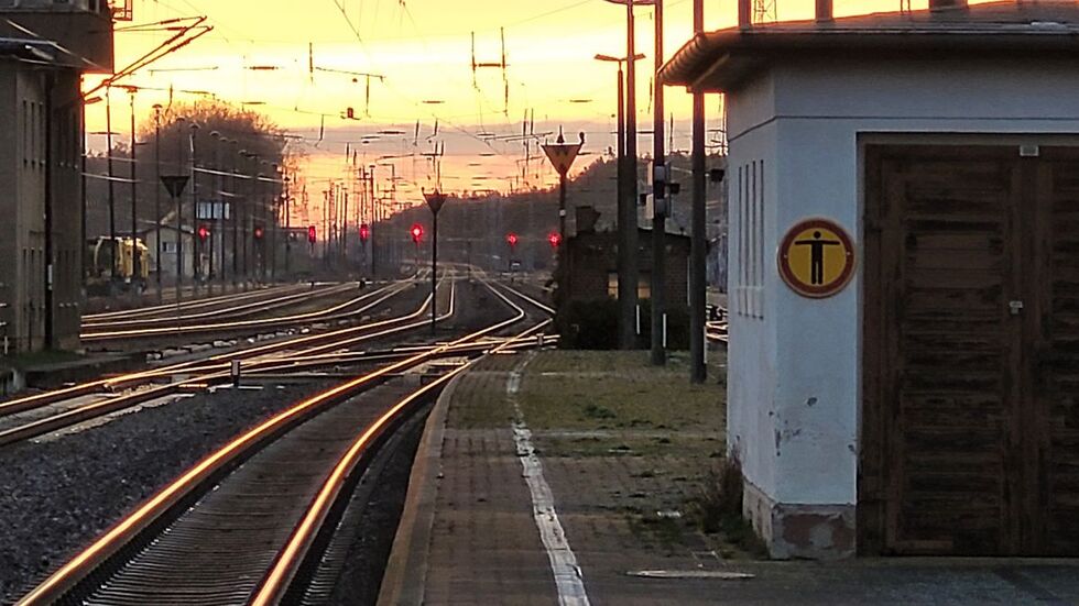 Gleisanlagen am Bahnhof Hoyerswerda. Bislang gibt es kein grünes Licht für die Mobilitätsgesellschaft. Fragen sind noch zu klären.  