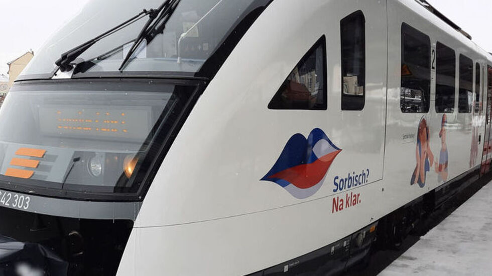 Ein Triebwagen der Länderbahn als Botschafter für die sorbische Sprache