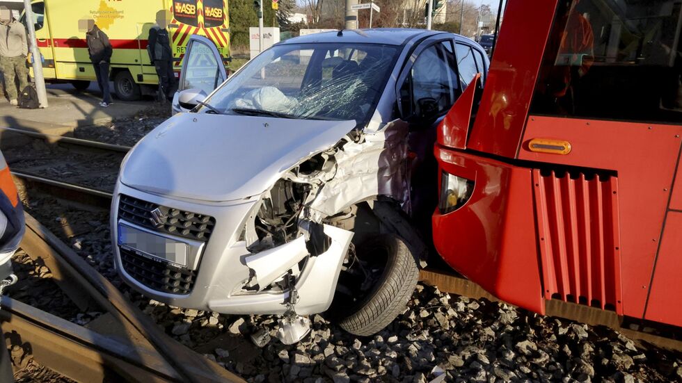 Am PKW und an der Straßenbahn entstand hoher Schaden