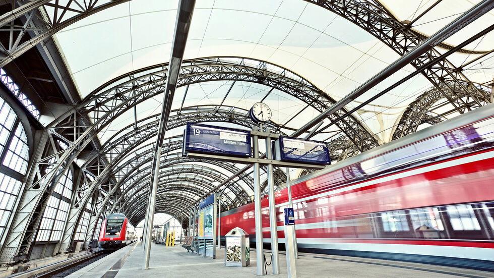 Eine S-Bahn hält am Bahnsteig in Dresden.