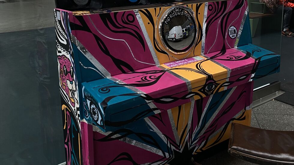 So sieht das "neue" Klavier im Hauptbahnhof aus. Es steht zwischen den Gleisen 1 und 2.