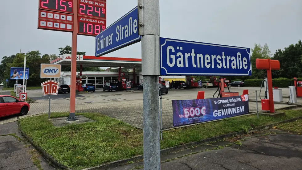 Die Star-Tankstelle in Leipzig-Kleinzschocher wurde am Dienstagabend von drei Räubern überfallen.