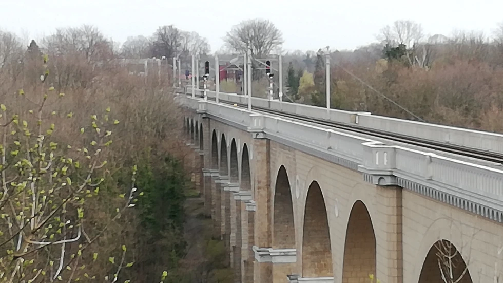 Polen hat seine Hausaufgaben gemacht: Der Fahrdraht wurde bis zur Mitte des Neiße-Viadukts gezogen. Es fehlen noch gut 700 Meter bis zum Bahnhof Görlitz.
