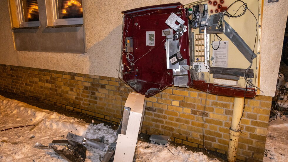 Der völlig zerstörte Zigarettenautomat in Aue, nahe der Schulbrücke.