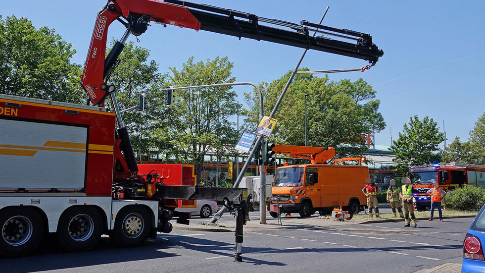 Auf dieser Kreuzung prallte ein Auto gegen einen Laternenmast. Auf dieser Kreuzung prallte ein Auto gegen einen Laternenmast.