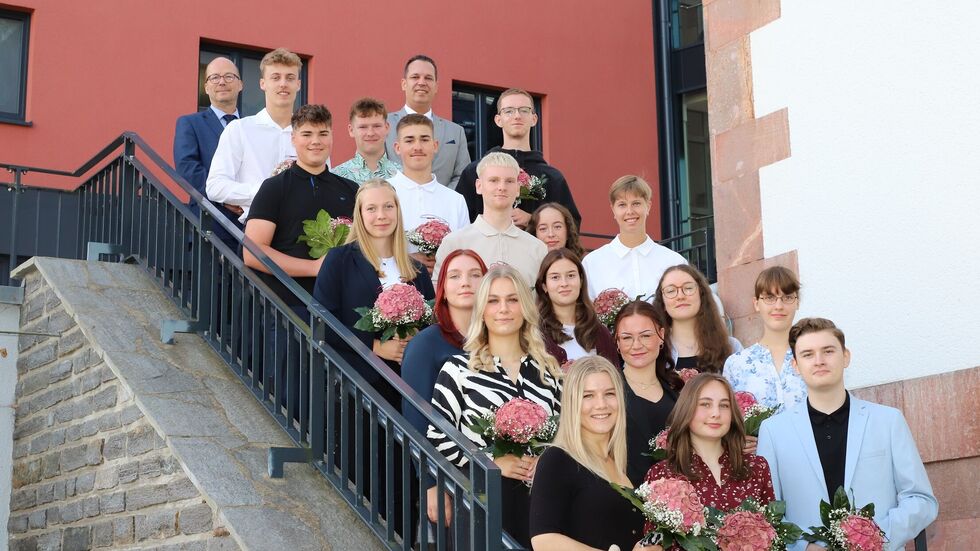 Landrat Rico Anton (hinten rechts) und Beigeordneter Peter Leichsenring (hinten links) begrüßen die neuen Azubis und Studenten im Landratsamt Erzgebirgskreis in Annaberg-Buchholz.   Landrat Rico Anton (hinten rechts) und Beigeordneter Peter Leichsenring (hinten links) begrüßen die neuen Azubis und Studenten im Landratsamt Erzgebirgskreis in Annaberg-Buchholz.