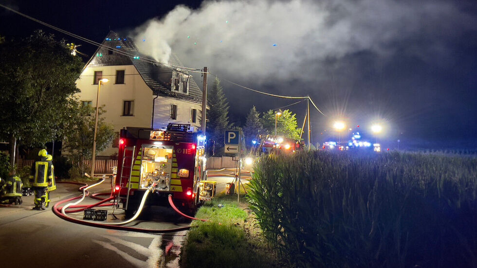 Als die Feuerwehr eintraf, brannte das Dach des Wohnhauses auf der Vettermannstraße.  