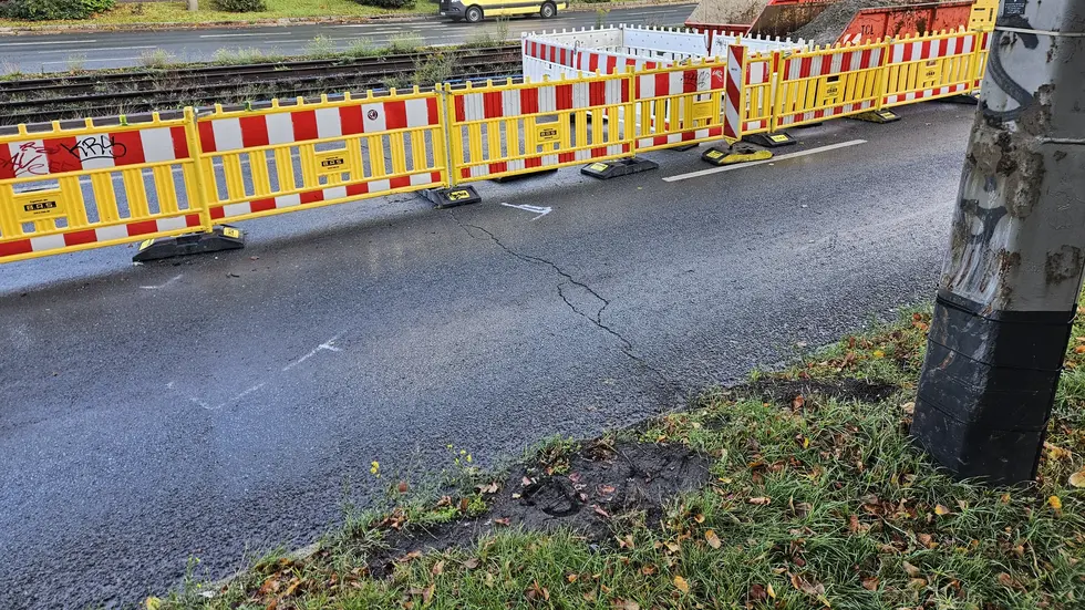 Danach schleuderte der Wagen noch in die Baustellenabsicherung.