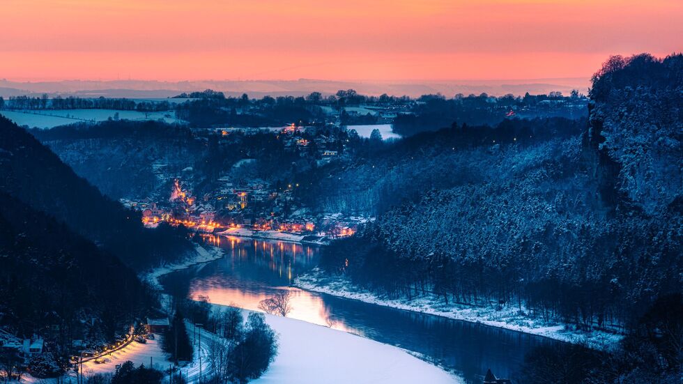 Vom Gamrig hat man diesen romantischen Blick auf den Kurort Rathen - auch im Winter eine Wanderung wert