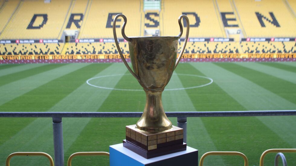 Der Pokal (genannt "Beule") ist zurück im Stadion Der Pokal (genannt "Beule") ist zurück im Stadion