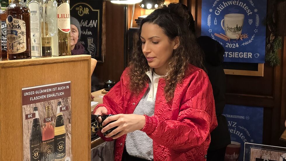 Überraschungsgast und Schauspielerin Amy Mußul beim Glühweinausschank. Überraschungsgast und Schauspielerin Amy Mußul beim Glühweinausschank.