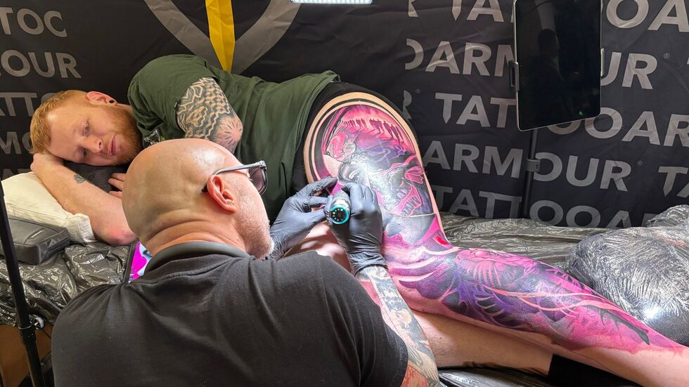 Stefan Claasen ließ sich drei Tage lang von Waler Montero und Rich Harris tätowieren. Stefan Claasen ließ sich drei Tage lang von Waler Montero und Rich Harris tätowieren.