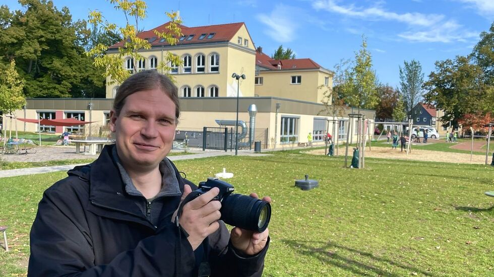 Stadtschreiber Christian Schart beim Termin zur Sanierung der Grundschule Crossen.