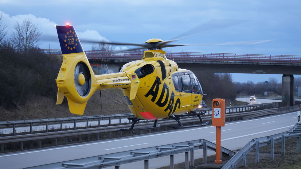 Auch ein Rettungshubschrauber landete auf der Autobahn.