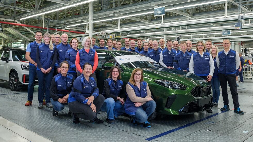 Der Jubiläumswagen im Leipziger BMW-Werk: ein grüner BMW 120 mit Wunschausstattung für einen Kunden aus Holland. Der Jubiläumswagen im Leipziger BMW-Werk: ein grüner BMW 120 mit Wunschausstattung für einen Kunden aus Holland.