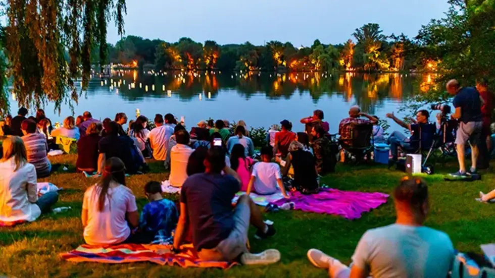 Das stimmungsvolle Event am Schwanenteich lockt immer tausende Gäste an.