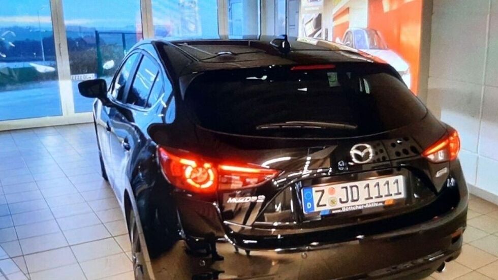 Nach diesem Mazda fahndet die Polizei.