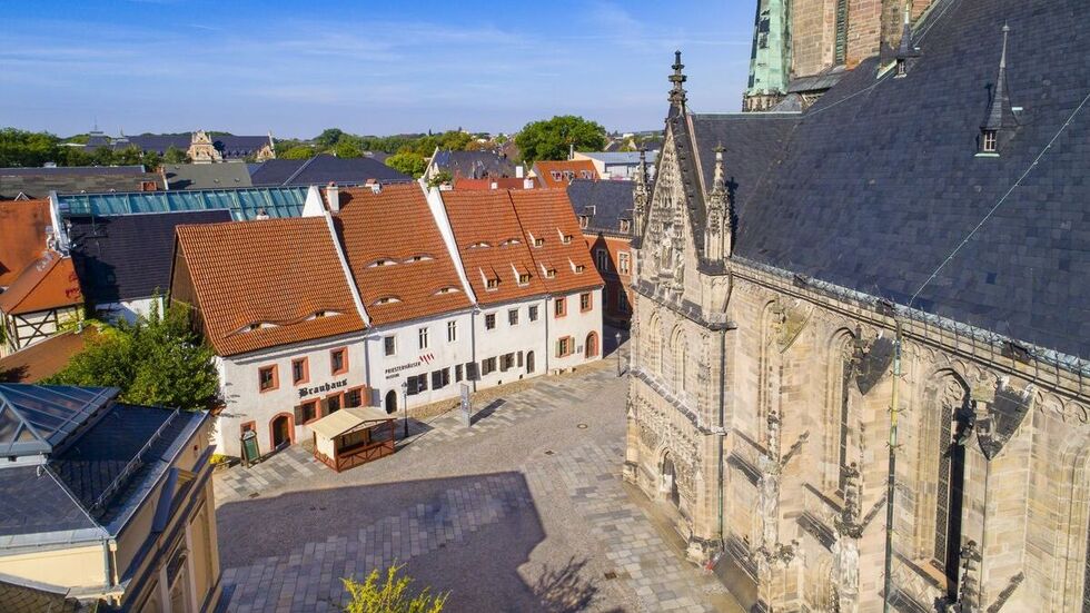 In den Priesterhäusern erklärt ein Dachdecker die Bauweise des Dachstuhls. 