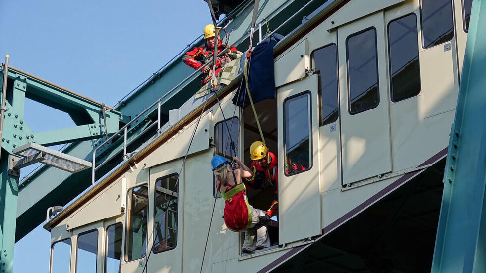 Unsere Reporterin Christine Pesch hat sich von den Kameraden "retten lassen"