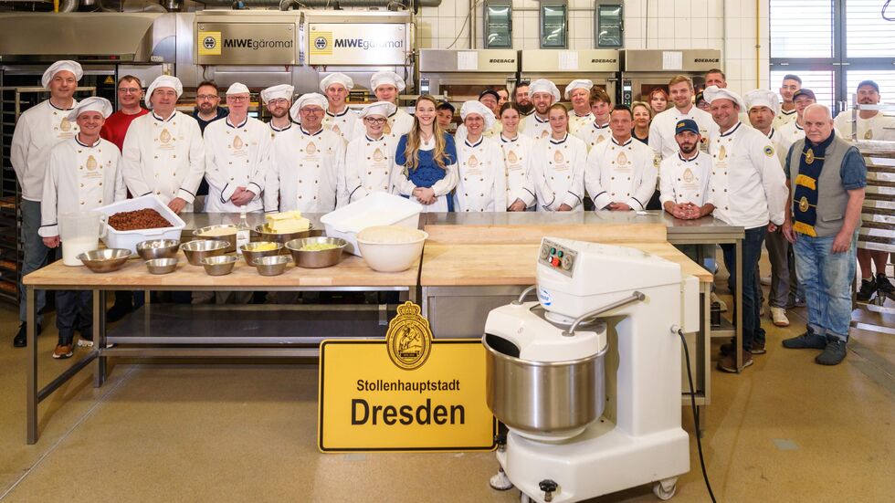 Team Riesenstollen: Gruppenfoto während der gemeinsamen Backaktion in der Akademie.