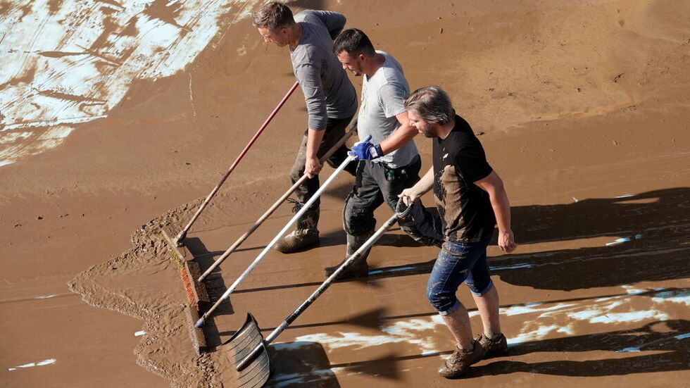 Unmengen an Schlamm wurden mit Schippen, Schaufeln und Schubkarren aus den Becken geräumt.