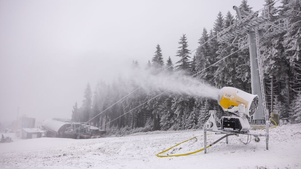 Eine Schneekanone am Keilberg in Aktion.