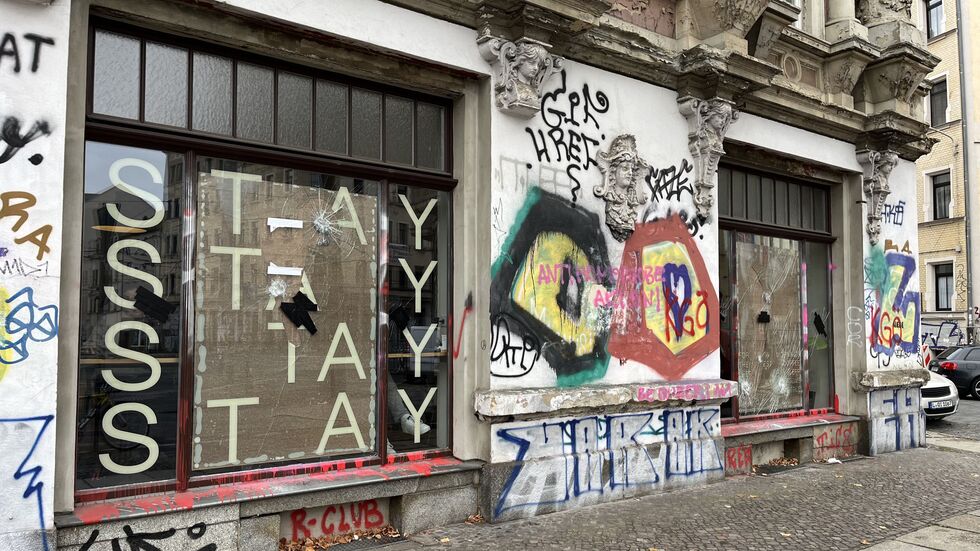 Diese beiden Café-Schaufenster haben Unbekannte in Leipzig-Reudnitz eingeworfen. Diese beiden Café-Schaufenster haben Unbekannte in Leipzig-Reudnitz eingeworfen.