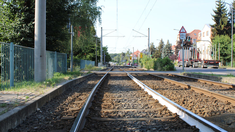In Klotzsche haben die DVB zwischen der „Arkonastraße“ und dem "Industriepark Klotzsche“ die Gleise auf mehreren hundert Metern weiß gestrichen.