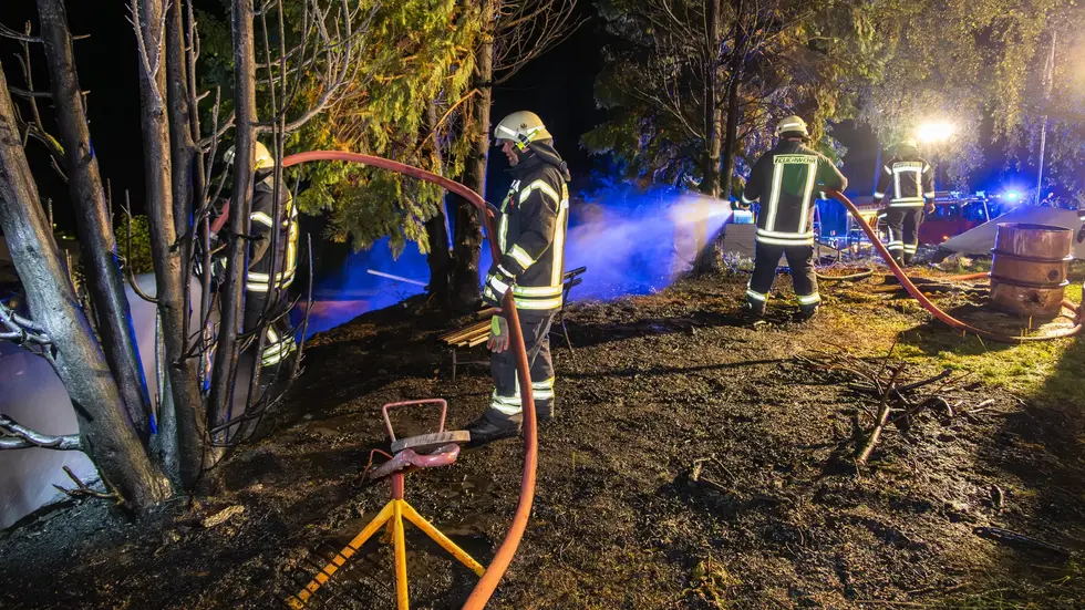 Der Boden wurde gründlich abgelöscht und anschließend mit Schaummittel behandelt. Damit sollten auch mögliche Glutnester beseitigt und ein erneutes Aufflammen des Feuers verhindert werden. Der Boden wurde gründlich abgelöscht und anschließend mit Schaummittel behandelt. Damit sollten auch mögliche Glutnester beseitigt und ein erneutes Aufflammen des Feuers verhindert werden.