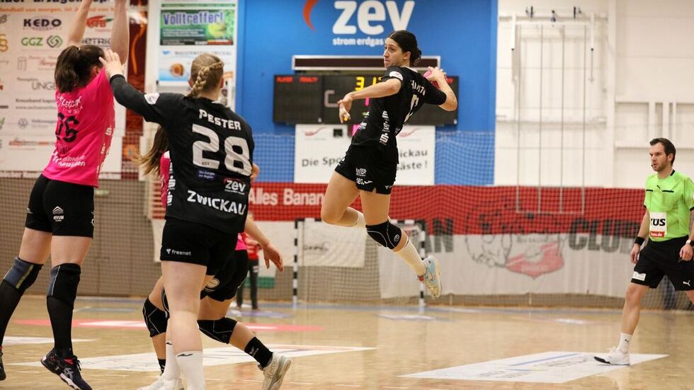 Ema Hrvatin (Mitte) hat ihren Vertrag beim BSV Sachsen Zwickau um ein Jahr verlängert. 