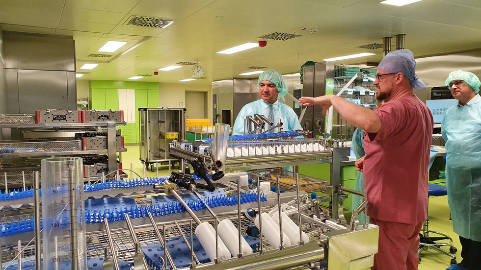 Oberbürgermeister Octavian Ursu (Bild mitte)  lässt sich die Abläufe erläutern