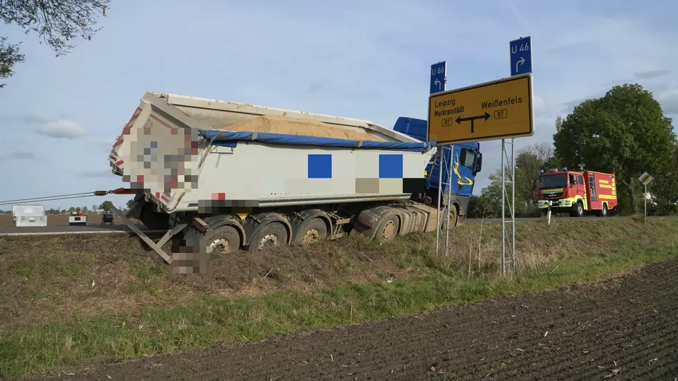 Der Kipplaster ist voll mit Sand beladen.