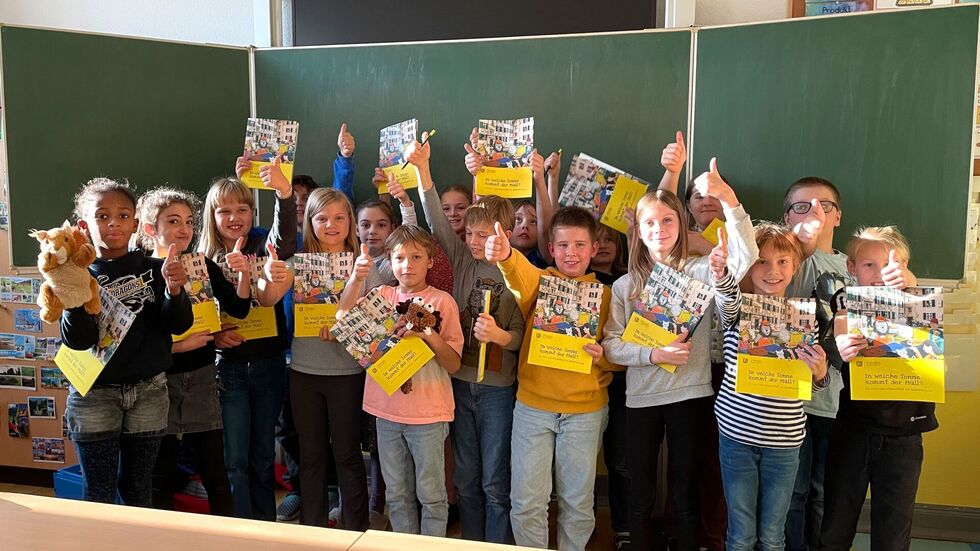 Die Schüler der Klasse 4b der 51. Grundschule haben die Broschüre vorab getestet
