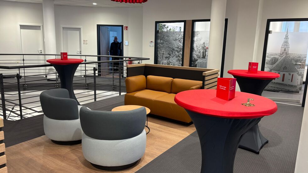 Der Bezug zur Region soll optisch durch die Motive verschiedener Kirchberger Wahrzeichen an den Türen verdeutlicht werden. Der Bezug zur Region soll optisch durch die Motive verschiedener Kirchberger Wahrzeichen an den Türen verdeutlicht werden.