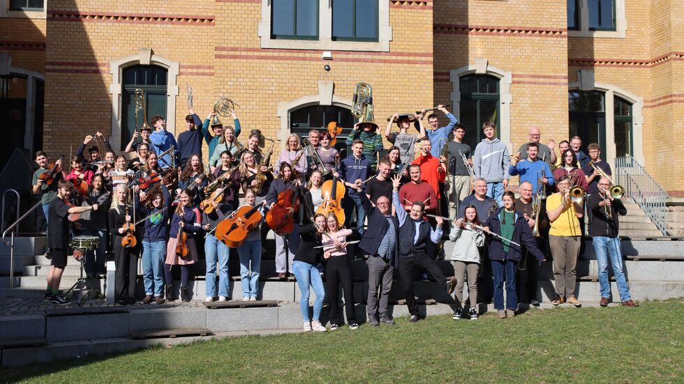 Hatten Spaß bei der Vorbereitung dieses Auftrittts - Musiker vom Jugendsinfonieorchester und von der Big Band "swing it" Hatten Spaß bei der Vorbereitung dieses Auftrittts - Musiker vom Jugendsinfonieorchester und von der Big Band "swing it"