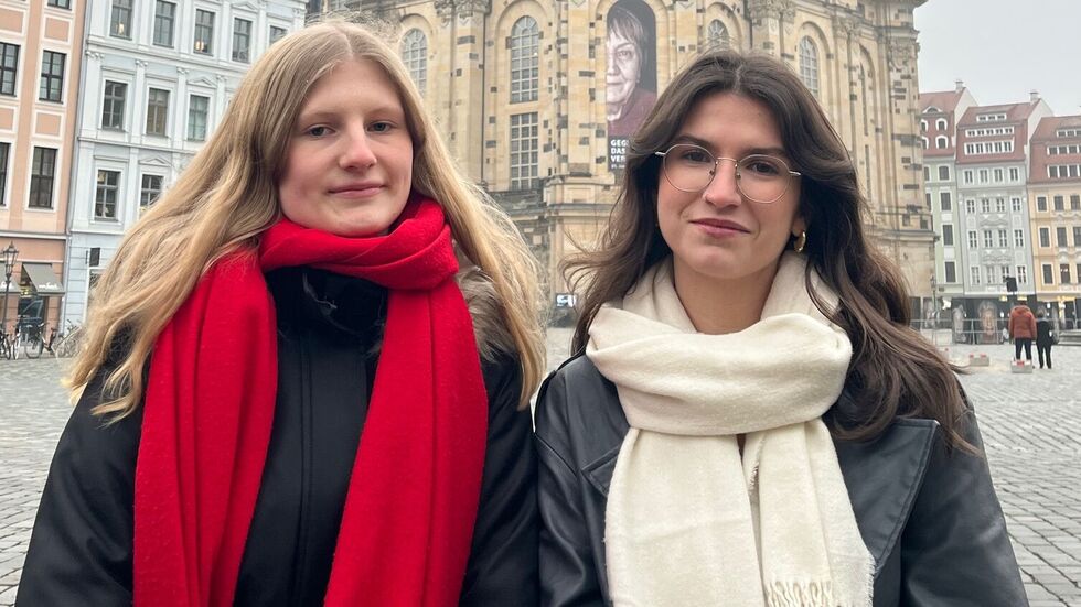 Lea (li.) und Annalena von den Semper Berufsschulen trafen den Herzog von Kent am Donnerstag Lea (li.) und Annalena von den Semper Berufsschulen trafen den Herzog von Kent am Donnerstag